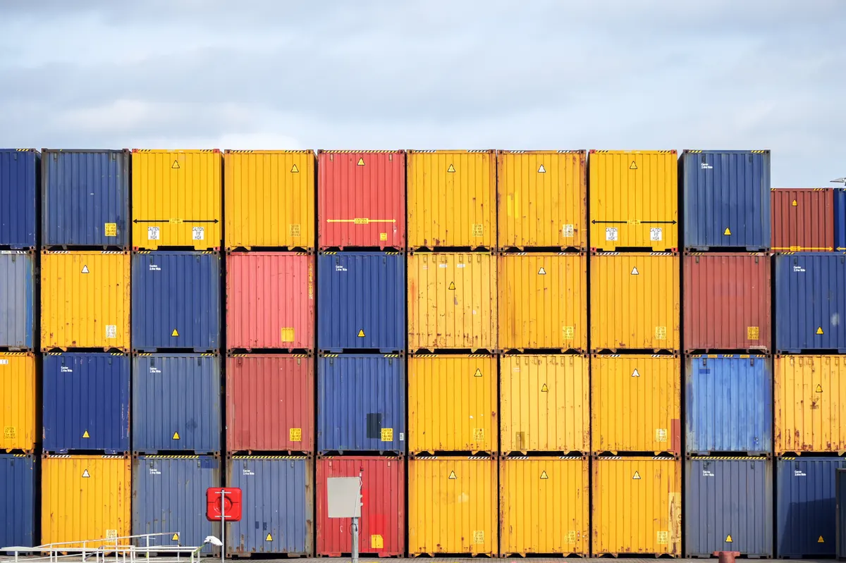 Gestapelte Seecontainer im Terminal