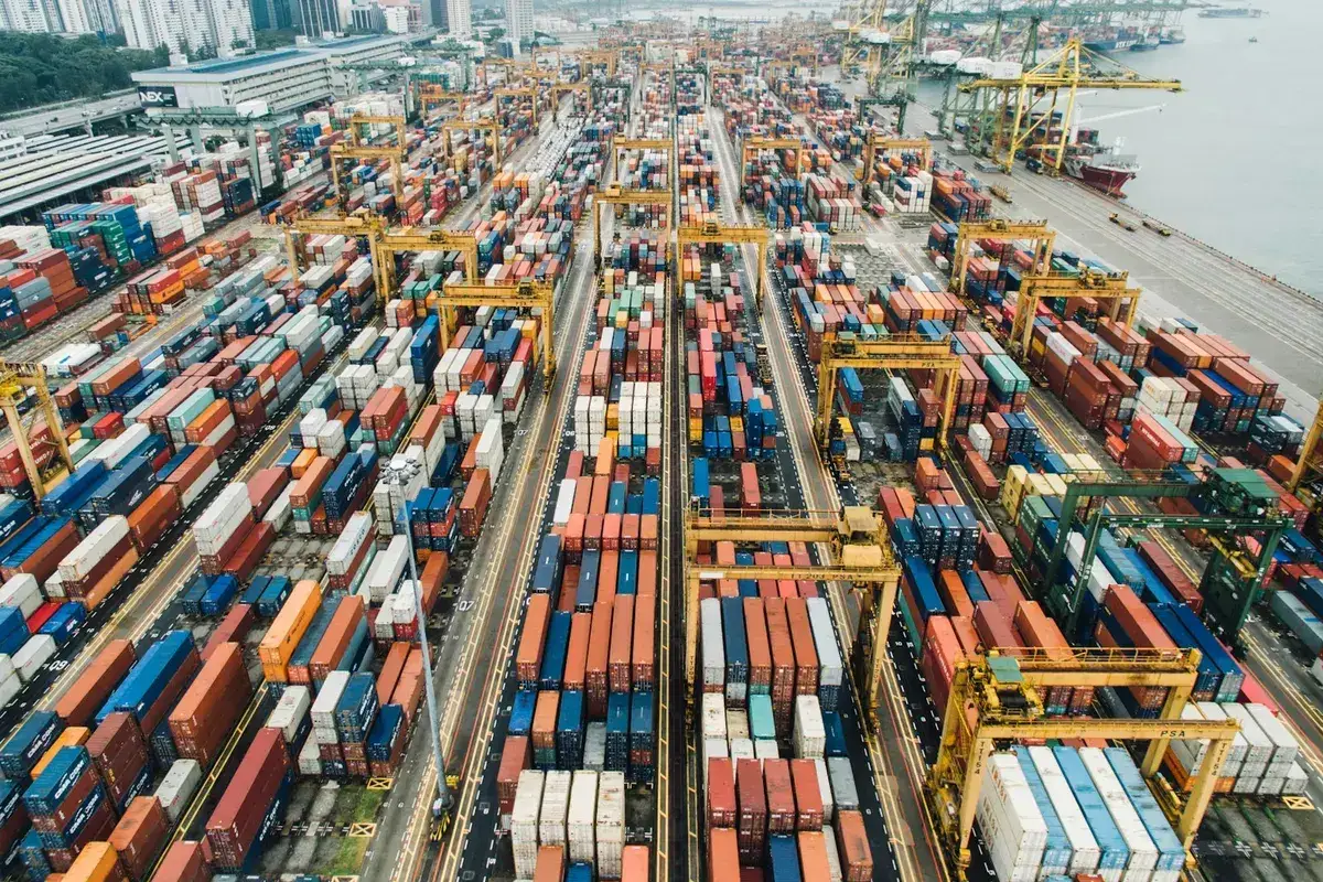 Containerhafen mit Verladekränen aus der Vogelperspektive