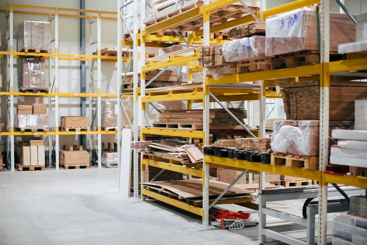 Hochregallager der Kontraktlogistik mit Paletten