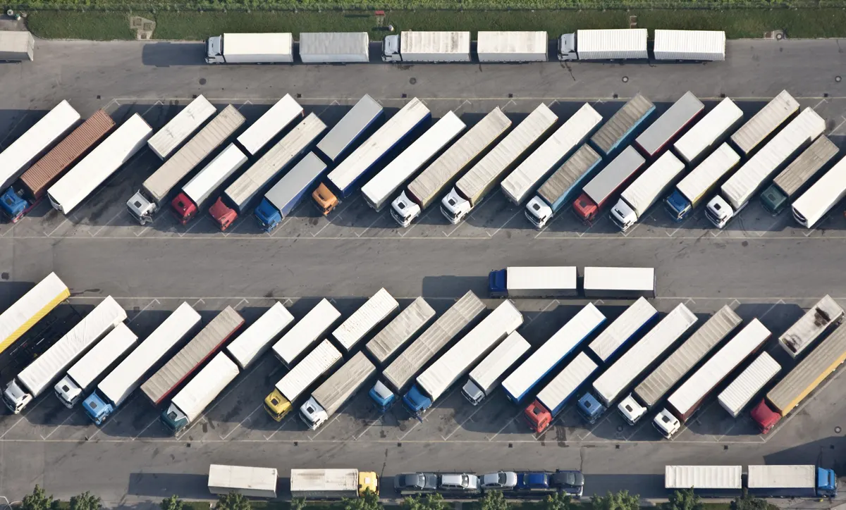 Luftaufnahme eines Lkw-Fuhrparks auf einem Betriebshof
